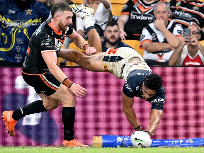 Wests Tigers vs North Queensland Cowboys, jersey clash, pink