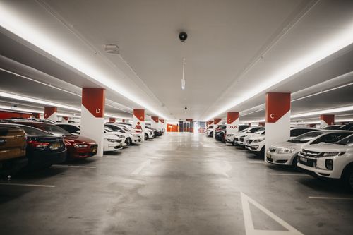 Tour del Premio Nazionale di Architettura di Blacktown. Bill Tsakalos, architetto comunale e direttore del design trasformazionale del Consiglio comunale di Bankstown, ci guida attraverso un tour del parcheggio di Warrick Lane e della progettazione dell'edificio: Cox Architecture, architetti del paesaggio: McGregor Coxall, arte: DADU BAMUL Under the ground (terra), è una serie di figure e animali dipinti dall'artista aborigeno locale Blak Douglas, che adornano tutti i livelli del parcheggio sotterraneo, lunedì 25 giugno 2024. Foto: Dion Georgopoulos 