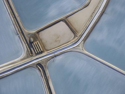 Foto aerea scattata da un piccolo aereo che mostra una trapunta patchwork delle saline sottostanti a Useless Loop, Shark Bay, Australia occidentale