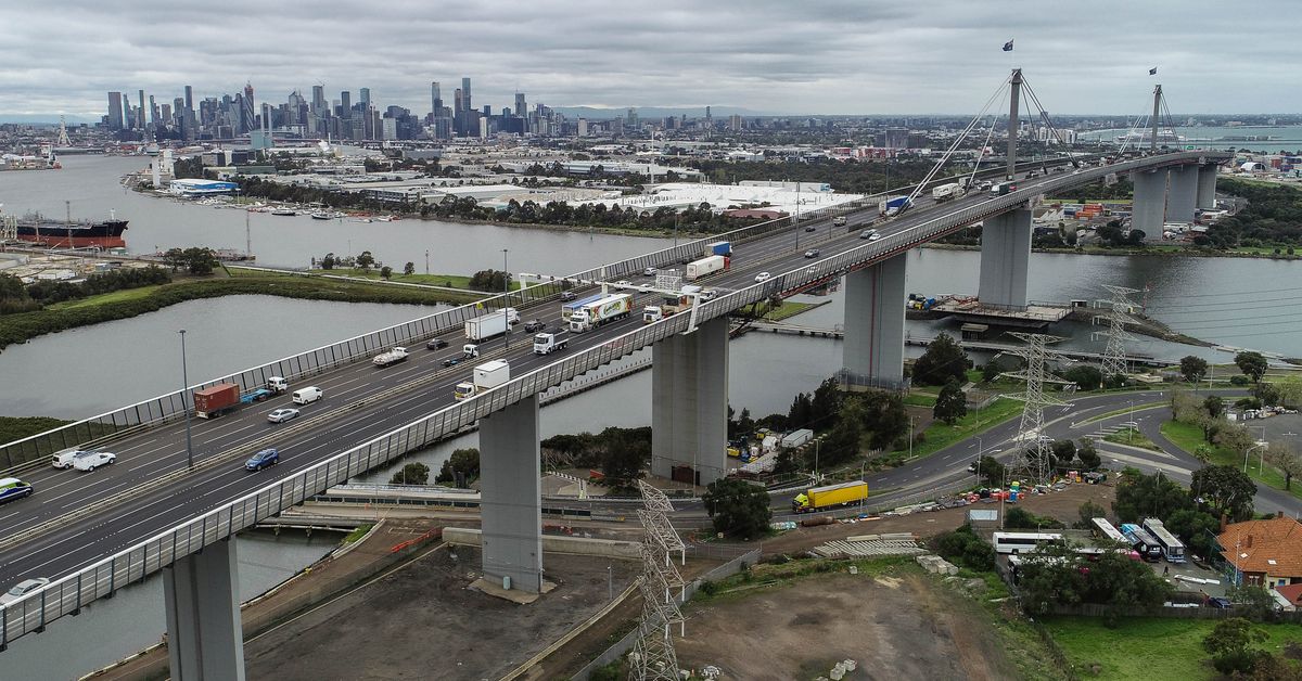 Allegedly stolen car flips on peak of Melbourne’s West Gate Bridge – 9News
