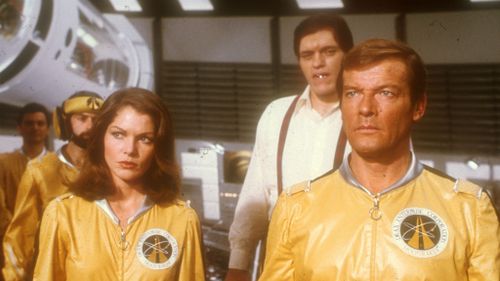Roger Moore, Lois Chiles and Richard Kiel, in the James-Bond-film 'Moonraker'. (Getty Images)