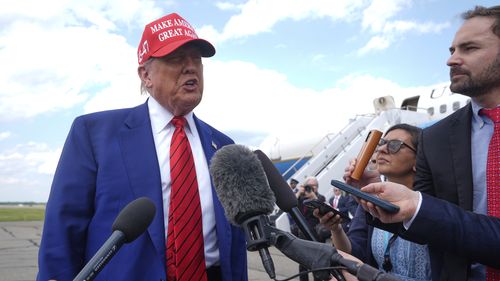 Başkan Donald Trump, Morristown Havaalanı'na varışında gazetecilerle konuşuyor.