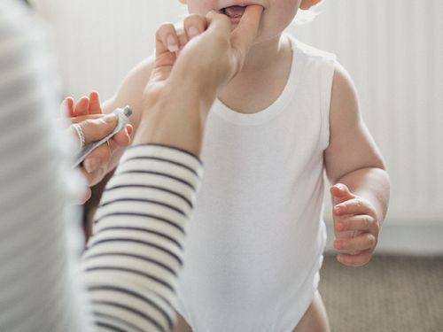 Health authorities warn parents against using teething gels to soothe babies