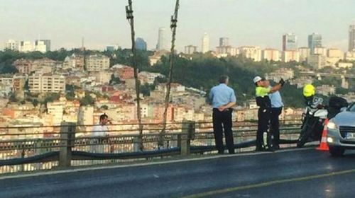 Policeman caught taking selfie seconds before suicide victim jumps