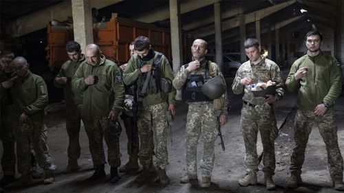 Soldati ucraini partecipano a una messa ortodossa durante la celebrazione di Pasqua nella posizione in prima linea della 128a Brigata dell'esercito ucraino vicino a Zaporizhzhya, in Ucraina.