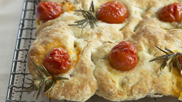 Walnut and tomato flat bread