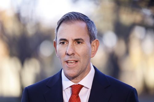 Il tesoriere Jim Chalmers parla con i media all'arrivo al Parlamento australiano prima della consegna del bilancio 2026 il 12 maggio 2026 a Canberra, in Australia.
