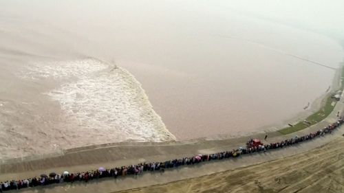 The bore reached a tidal height of 1.15 metres. (CCTV)