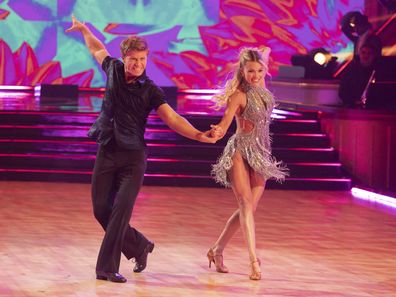 罗伯特·欧文和威特尼·卡森于 2025 年 11 月 25 日在美国与星共舞 2025 年结局中跳舞