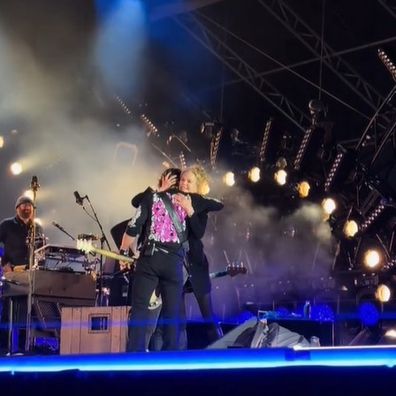 Keith Urban dan Nicole Kidman berpelukan di panggung acara Malam Tahun Baru Nashville Big Bash