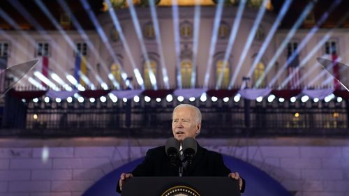 조 바이든 미국 대통령이 2023년 2월 21일 화요일 바르샤바 왕궁 정원에서 러시아의 우크라이나 침공 1주년을 기념하는 연설을 하고 있다.
