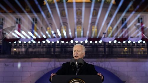 Le président Joe Biden prononce un discours marquant le premier anniversaire de l'invasion russe de l'Ukraine, le mardi 21 février 2023, dans les jardins du château royal de Varsovie.