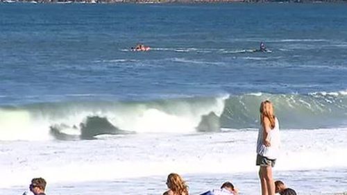 People waited by the beach during the search. (9NEWS)