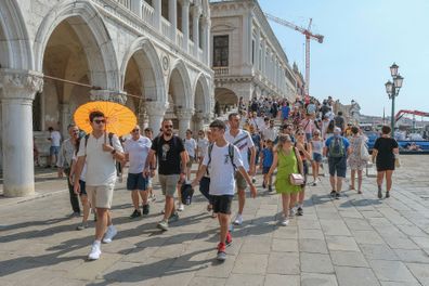 Los excursionistas de Venecia cobran una tarifa de entrada a la ciudad en los días pico. Ahora otros lugares en Italia también aceptan pagos. Stefano Mazzola/Getty Images