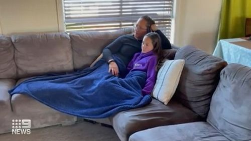 Latoya Smith avec sa mère, Nane, dans leur maison à Dubbo, NSW régionale.