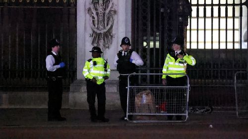 LONDON, ENGLAND - MAY 02: Police at the scene outside Buckingham Palace after a man was arrested and a subsequent controlled explosion was carried out on May 2, 2023 in London, England. A man was arrested on suspicion of possession of an offensive weapon and a controlled explosion was carried out outside Buckingham Palace the Metropolitan police have said. (Photo by Belinda Jiao/Getty Images)