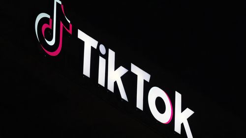 Se muestra un letrero de Tiktok sobre su edificio en Culver City, California, el 3 de diciembre de 2024. 