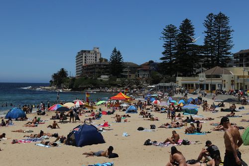 Beachgoers lap up the heat at Cronulla. (AAP)