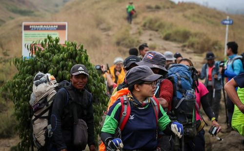 A group of over 500 hikers were rescued from a volcano. Image: AAP