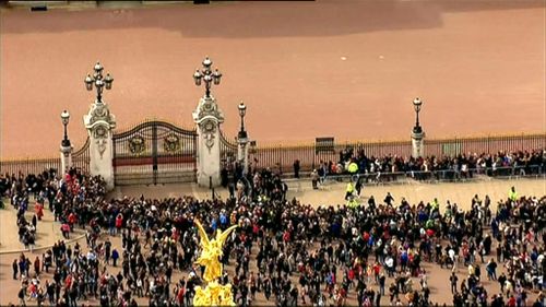 Huge crowds are gathering outside Buckingham Palace in London. (9NEWS)