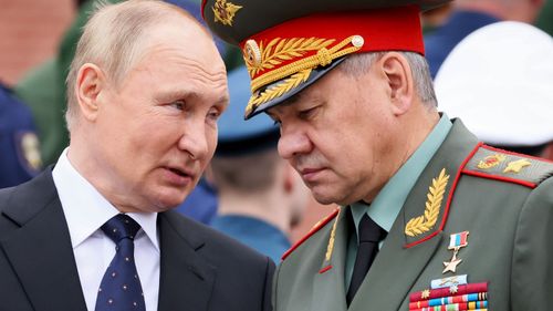 El presidente ruso, Vladimir Putin, habla con el ministro de Defensa ruso, Sergei Shoigu. 