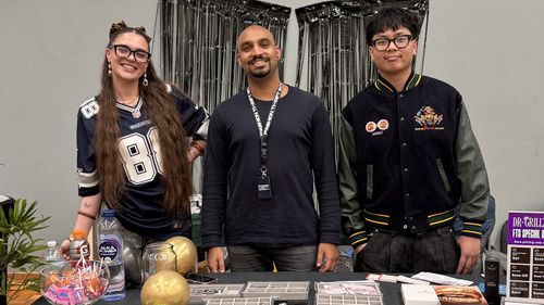 Maheer Shah formou uma equipe de joalheiros, designers e técnicos que mantêm o Dr. Grillz ativo.