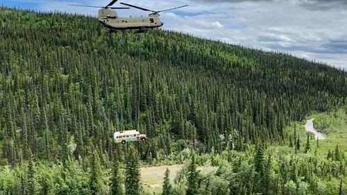 Garda Națională a Armatei din Alaska a scos autobuzul 142 de pe traseul Stampede pe 18 iunie 2020.