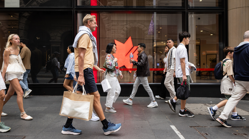 Yaya geçidinden geçen insanlar.