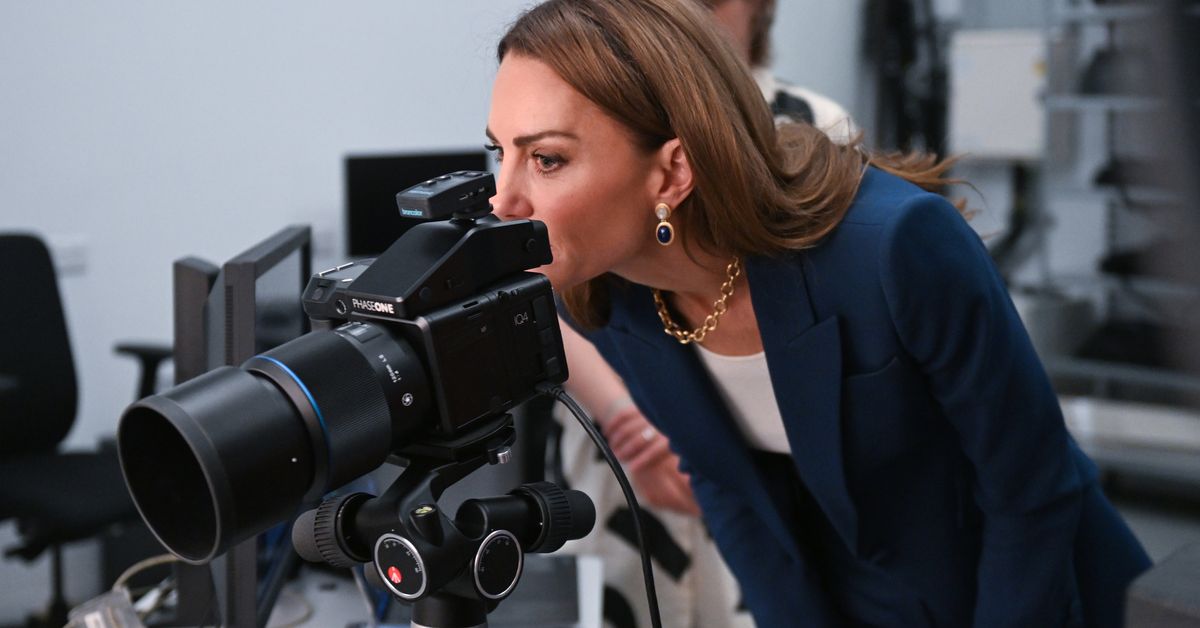 Kate surprises public during tour of new V&A facility