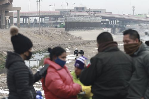 Una familia de inmigrantes cubanos es detenida por soldados de la Guardia Nacional a lo largo del Río Grande en Ciudad Juárez, México, el 16 de febrero de 2021.