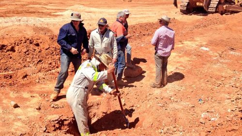 Police remove backfill after identifying a mine shaft in search for Karen Williams' body in Coober Pedy. (9News)