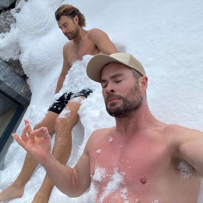 Chris Hemsworth shares how he's starting 2022 - in an ice bath.