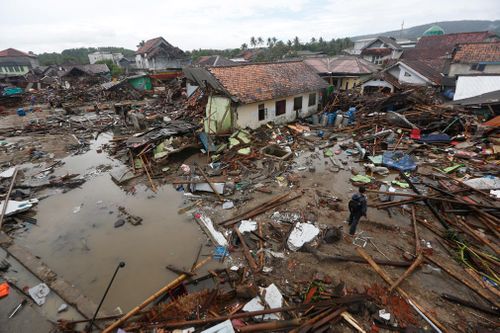 The death toll from the tsunami that hit coastal areas of Indonesia's Java and Sumatra islands has reached 429, with almost 1500 injured and 154 missing, an official says.