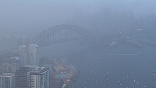 Ce matin, le port de Sydney a été obscurci par de fortes pluies alors que le temps humide faisait son retour. 