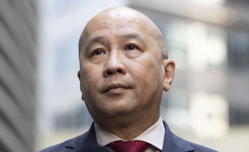 Afr. O CEO da Singtel, Kuan Moon Yuen, fala com a mídia após uma reunião com a ministra das Comunicações, Anika Wells. Terça -feira, 30 de setembro de 2025. Foto: Sitthixay Ditthavong