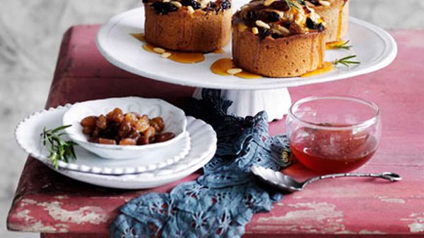 Chestnut cakes with raisins, pine nuts and honey