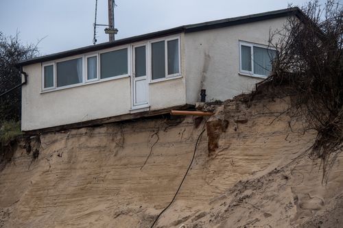 A house on Hemsby beach that has been evacuated after high winds and waves eroded the dunes on which it sits on March 18, 2018 in Norfolk, England. Ten sea front properties have been evacuated after severe weather rapidly eroded the cliff edges in the village of Hemsby. (Photo by Chris J Ratcliffe/Getty Images)