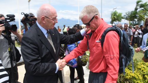 Sir Peter Cosgrove with Bouda in Papua New Guinea. (Simon Bouda/9NEWS)