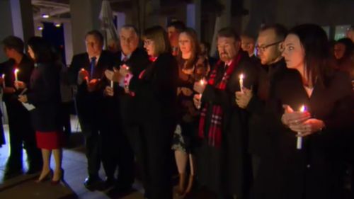 Senator Derryn Hinch was also among those paying their respects from Parliament. (9NEWS)