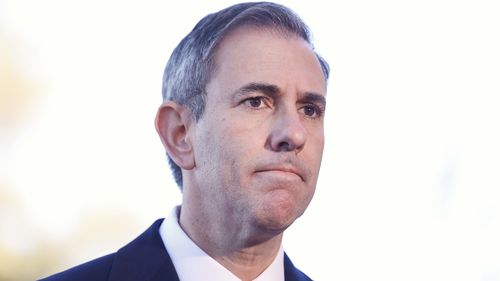 Il tesoriere Jim Chalmers parla con i media all'arrivo al Parlamento australiano prima della consegna del bilancio 2026 il 12 maggio 2026 a Canberra, in Australia.