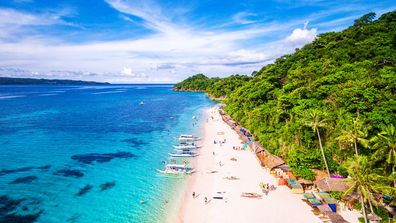 Boracay Adası, Batı Visayas, Filipinler'deki Puka Plajı'nın havadan görünümü.