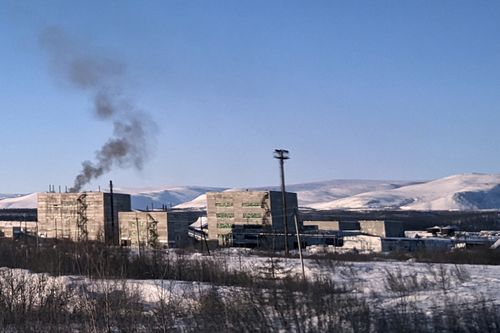 De la fumée s'élève d'un bâtiment de la ville de Kharp, dans la région de Yamalo-Nenetsk, à environ 1 900 kilomètres au nord-est de Moscou, en Russie, le samedi 17 février 2024.
