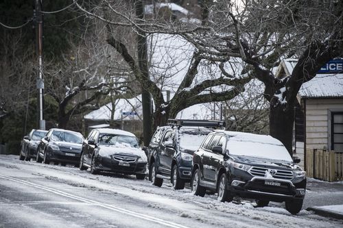 Blackheath residents woke up to snow covered cars. Photo: Wolter Peeters / SMH