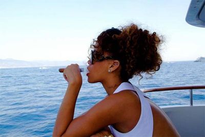 Rihanna shares pics of her vacation sailing around the coast of Italy.<br/><br/>"said i ball so hard muhf-ckas wanna fine me, first n---as gotta FIND me" ...oh goodness, Rihanna's got a dirty mouth. And a stinky mouth too, by the look of it!