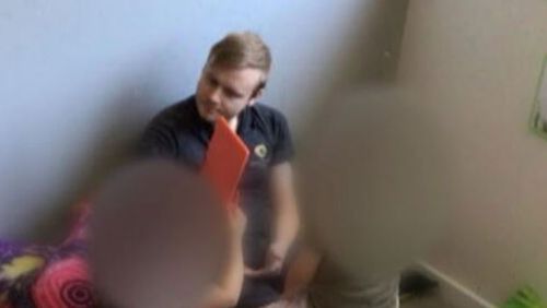 Un padre preoccupato di Melbourne ha scoperto che il presunto pedofilo Joshua Brown lavorava all'asilo di sua figlia l'anno scorso, ma il centro non è stato incluso nella lista ufficiale delle indagini della polizia. Abraham Khoury ha portato la sua bambina a fare un test e ha detto che era furioso che i suoi tutori non fossero stati sinceri con i genitori. Brown stava lavorando al Milestones Early Learning Center di Greensborough il 5 dicembre dello scorso anno ed era seduto accanto alla bambina di Khoury.