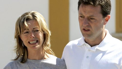 Kate e Gerry McCann, pais da menina desaparecida Madeleine McCann, falaram à imprensa em Maio de 2007 depois de assistirem a uma missa na Praia da Luz.