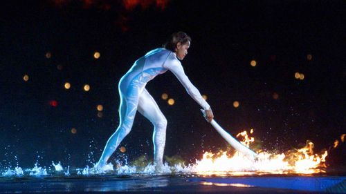 Olympian Cathy Freeman lights the Olympic torch in 2000. (AAP)