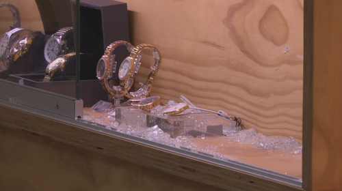 Os ladrões quebraram e esvaziaram vários armários da loja Berwick.