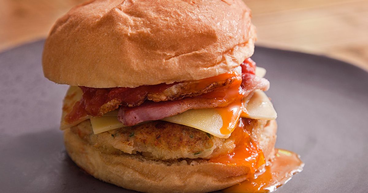 Simon Moss' bacon and baked bean breakfast burger with chilli-tomato relish - 9Kitchen