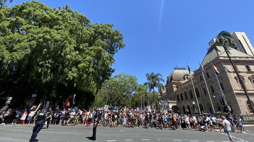 Des manifestants anti-vaccination sont arrivés à Brisbane CBD en plus des manifestants pro-vaccination.